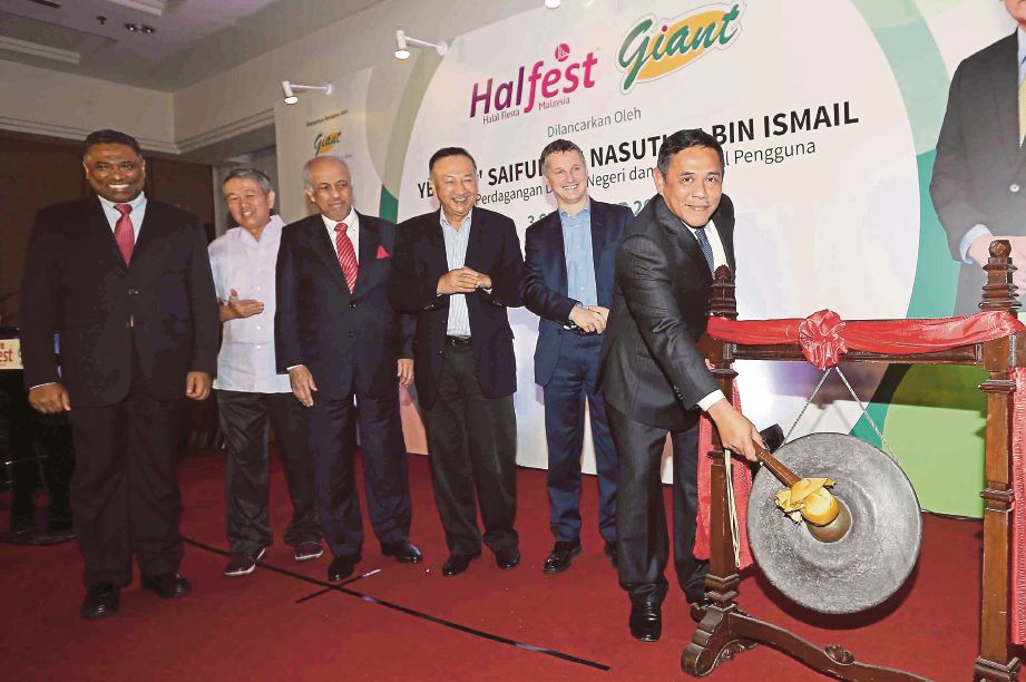 TIMBALAN Setiausaha Kementerian Perdagangan Dalam Negeri dan Hal Ehwal Pengguna, Datuk Muez Abdul Aziz (kanan) merasmikan Halfest Giant 2018, semalam sambil disaksikan Mohd Shukri (kiri) dan Canivet (dua dari kanan). 