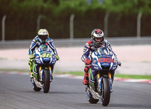 LORENZO (kanan) dan Rossi pada hari terakhir ujian rasmi MotoGP 2016 di Litar Antarabangsa Sepang, semalam.