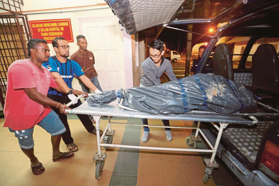 MAYAT wanita yang ditemui di Taman Klana Jubli dibawa ke Hospital Tuanku Jaafar, Seremban  untuk dibedah siasat. 