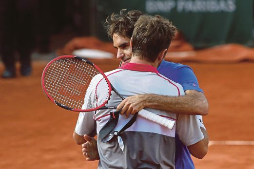 WAWRINKA  memeluk Federer selepas tamat aksi.