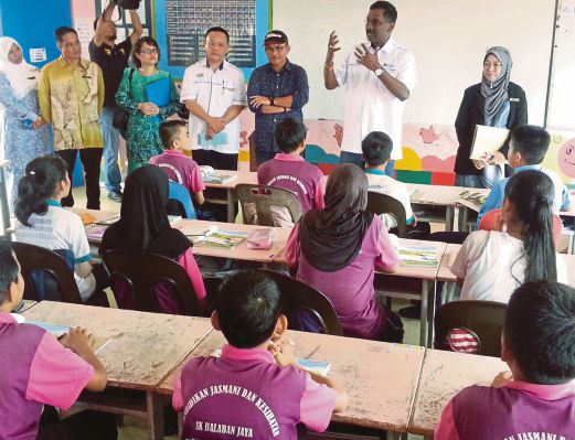  Kamalanathan    beramah mesra dengan murid ketika melawat SMK  Balaban Jaya, semalam.  