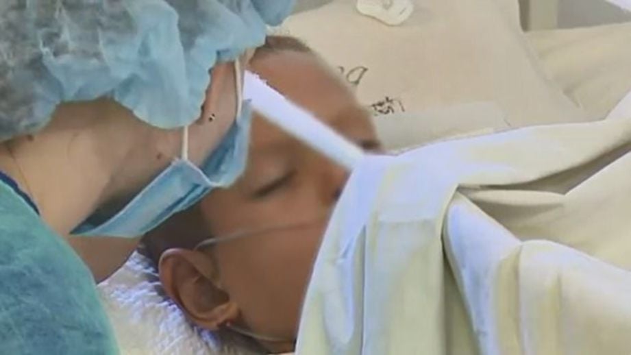 KYRYLO Yatsun yang berusia lapan tahun melecur teruk pada 35 peratus badannya. FOTO: Daily Mail