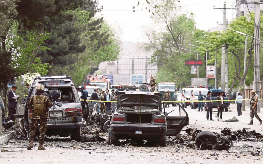 PASUKAN keselamatan Afghanistan memeriksa kawasan serangan.  - EPA 