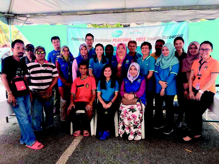 PERSATUAN Jururawat Sukarelawan Malaysia (MVNA) dalam program saringan kesihatan percuma miskin bandar di Pangsapuri Taman Sutera, Kajang minggu lalu. 