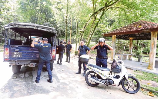 Kenderaan anggota polis dilihat keluar dari Taman Rekreasi Lembah Kiara, Taman Tun Dr Ismail.