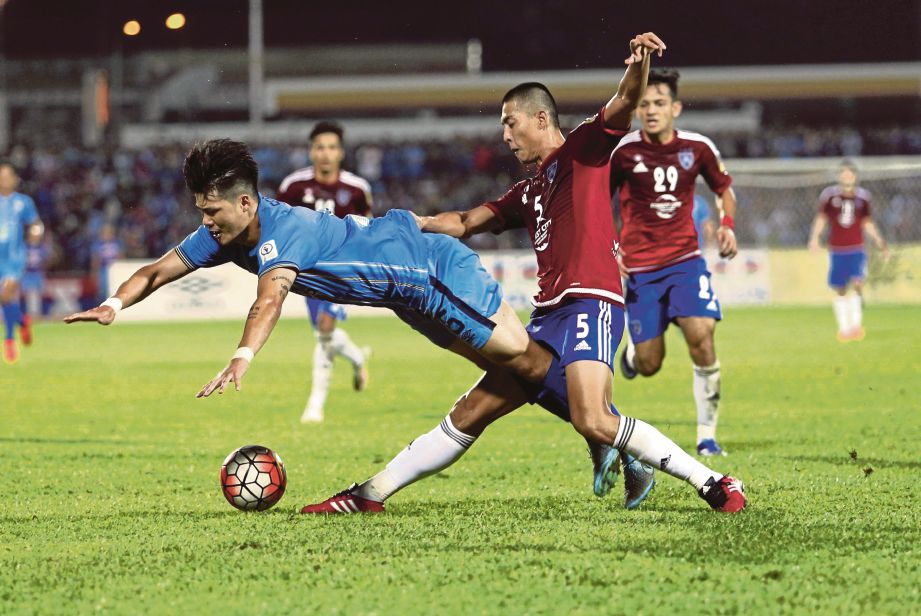 Pemain Johor DT  Amirulhadi Zainal (kanan) mengasak pemain Pulau Pinang Jeong Seok Min.