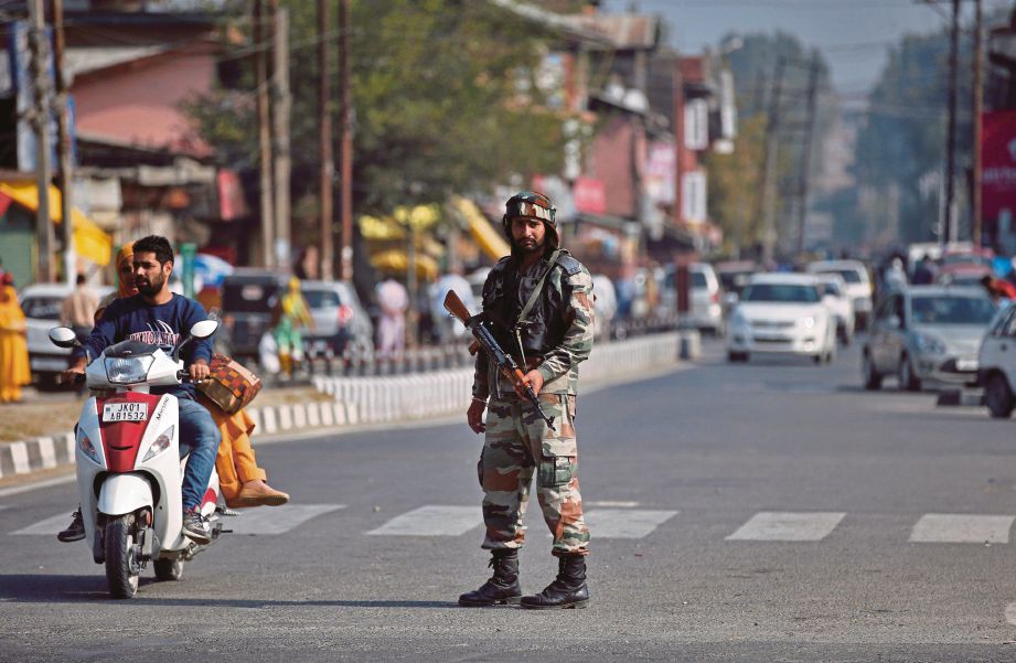 SEORANG askar India mengawal keselamatan di jalan raya di Srinagar. - Reuters 