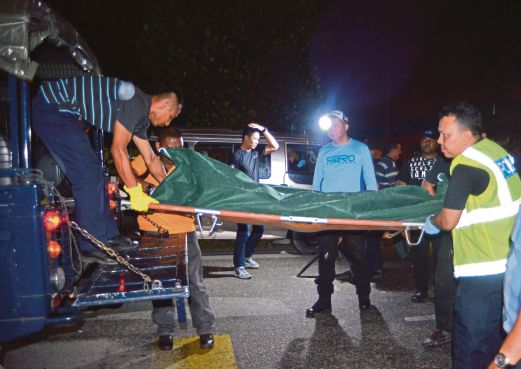 ANGGOTA polis membawa mayat mangsa yang maut  dibelasah, semalam.