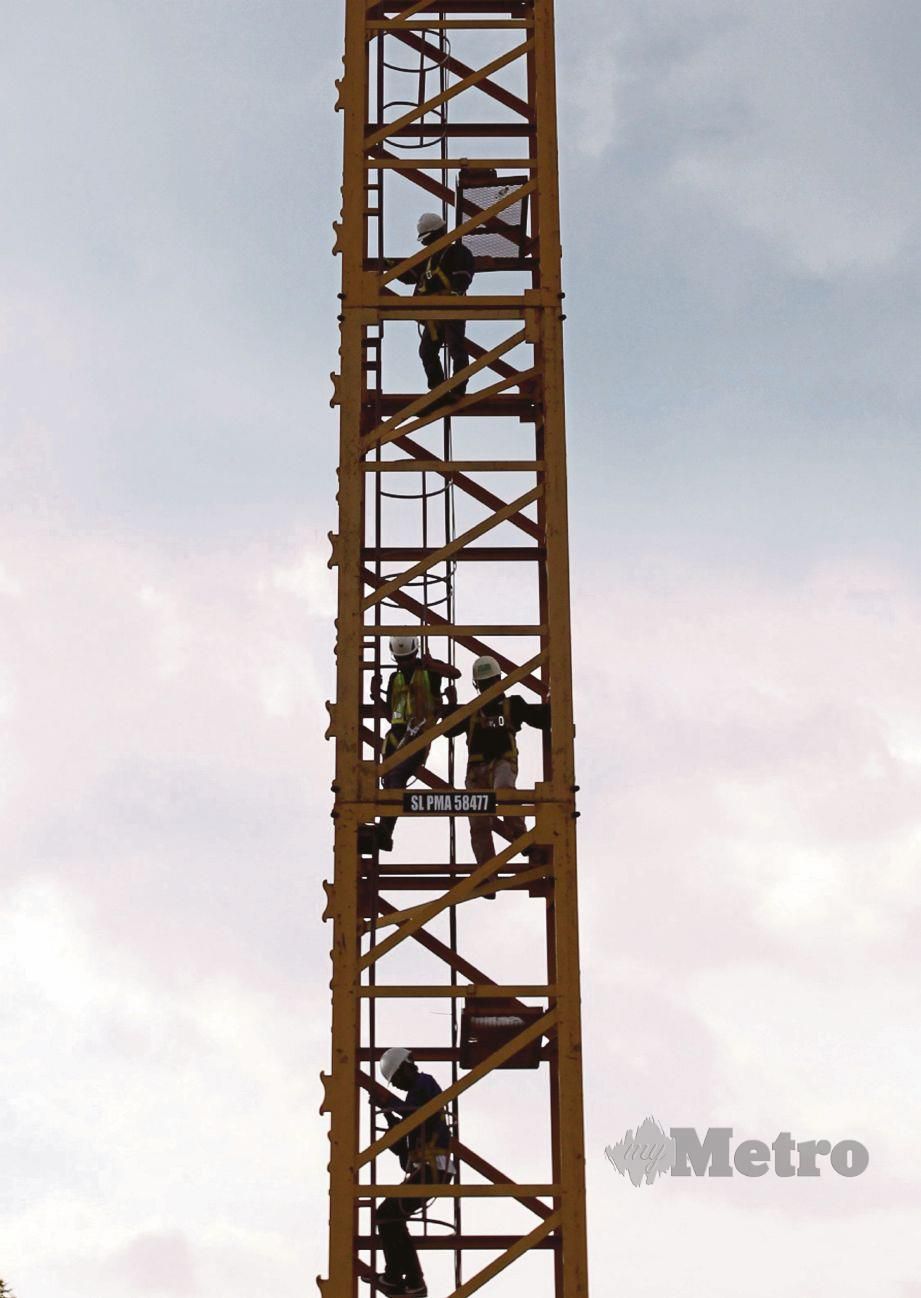 OPERATOR kren menara bekerja di lokasi berisiko tinggi.