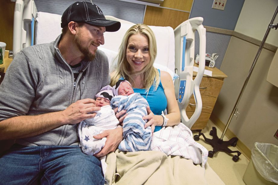 SHAY dan isteri, Holy, bersama anak kembar mereka yang dilahirkan selang 10 minit tetapi pada tahun berbeza.   - AP