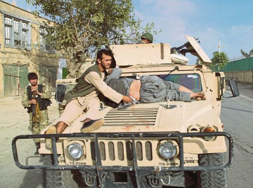 SEBUAH kenderaan tentera digunakan untuk mengangkat orang awam yang cedera selepas pertempuran dengan Taliban di Kunduz, semalam.  