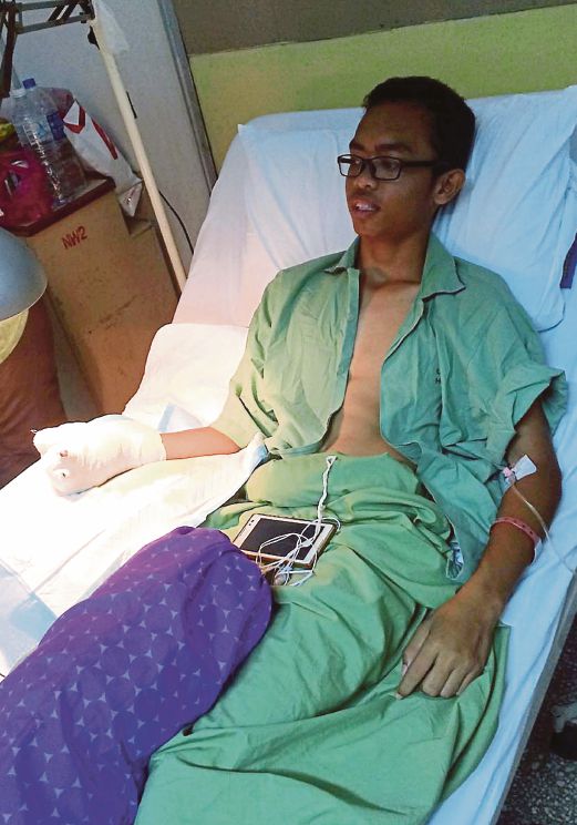 MOHD Faiz  kehilangan dua jari akibat tersepit di dalam mesin pemerah tebu di gerai bapanya di Sungai Lalang. 