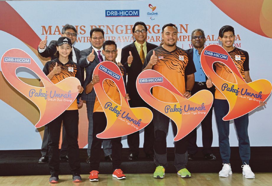 LATIF (kanan) pada majlis penghargaan pemenang pingat Paralimpik Rio oleh Kumpulan DRB-Hicom.
