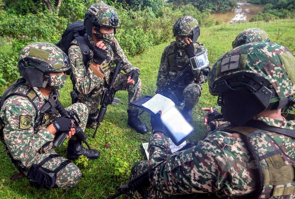 ANGGOTA ATM daripada Batalion Ke-6 Rejimen Askar Melayu Diraja (6 RAMD) mendengar taklimat sebelum melakukan rondaan di kawasan Op Benteng.