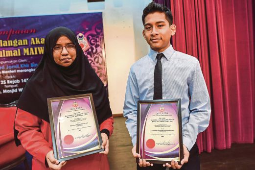  NUR Azierah dan Muhammad Irfan pada majlis Anugerah Kecemerlangan Akademik Pelajar Baitulmal MAIWP. 
