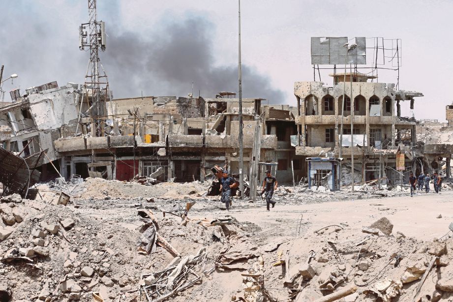 KELIHATAN bangunan yang musnah akibat pertempuran ketika militan Daish dan pasukan keselamatan bertempur di Kota Lama Mosul, semalam.  - Reuters 