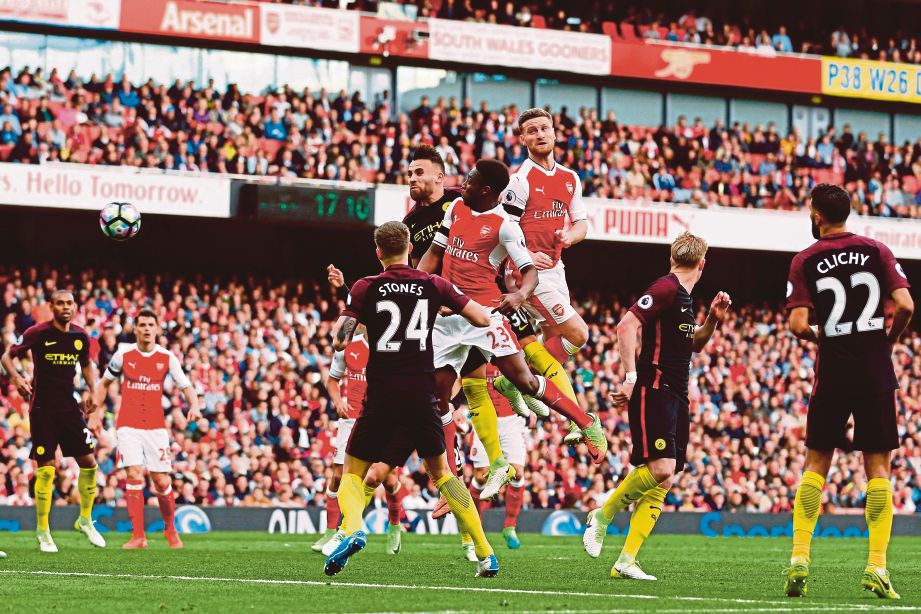 MUSTAFI  (kanan) jaring gol penyamaan Arsenal.