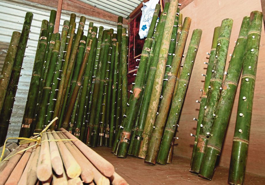 PELITA buluh yang sedia untuk dijual di Kampung Belimbing Dalam, Durian Tunggal. 