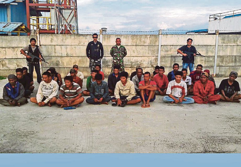 SEMUA 15 suspek lanun yang ditahan tentera laut Indonesia di Batam. - Agensi