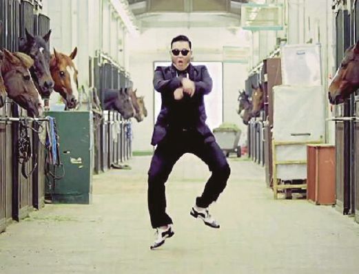 AKSI Psy dalam video muzik Gangnam Style.