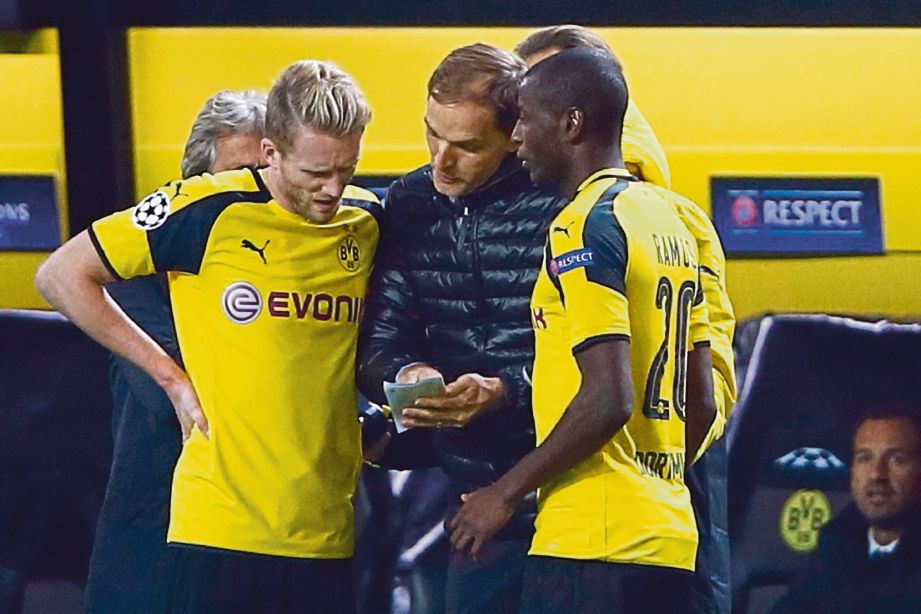 RAMOS (kanan) jaring gol tunggal Dortmund.