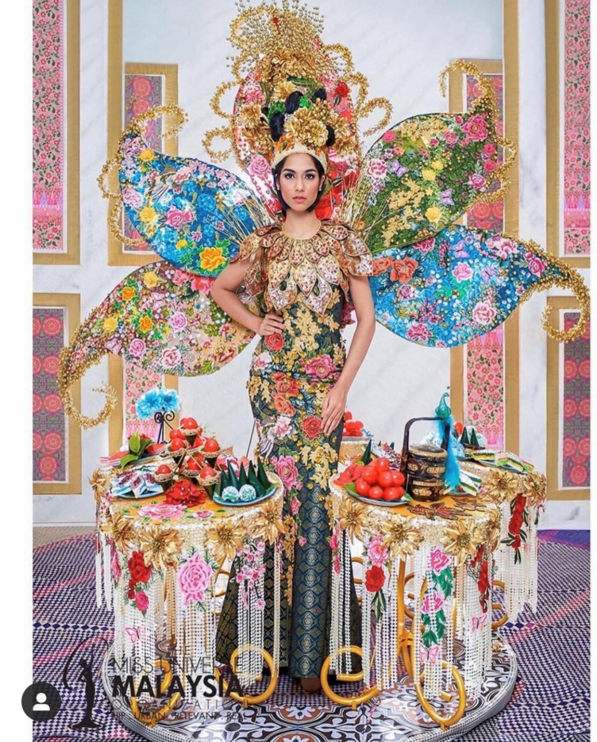 SHEWETA dengan kostum bertemakan A Peranakan Indulgence ketika mewakili Malaysia di Miss Universe 2019 di Amerika Syarikat.
