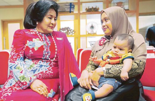  Rosmah   bertanya khabar  Siti Hazwani dan anaknya   Muhammad Aqil Solihin, semalam.