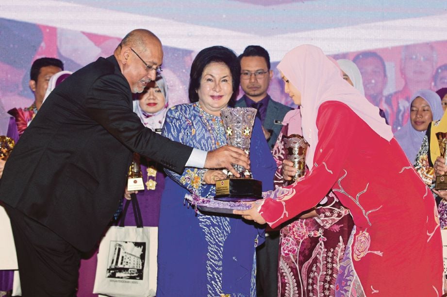 ROSMAH  menerima Anugerah Tokoh Inovasi Pembangunan Kanak-Kanak  yang disampaikan Syed Ali (kiri) pada majlis Anugerah Guru Bestari Yayasan Pendidikan Cheras 2017 di Hotel Berjaya Times Square.