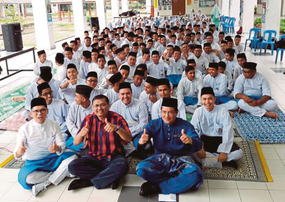 DR Shamsul (dua kanan hadapan)  bergambar bersama  pelajar tingkatan lima, SMK Pulau Indah.