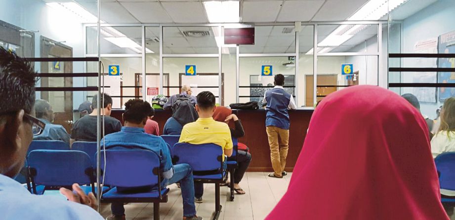 ORANG ramai yang memenuhi kaunter pembayaran saman  di Pejabat JPJ Kuala Lumpur,   semalam.
