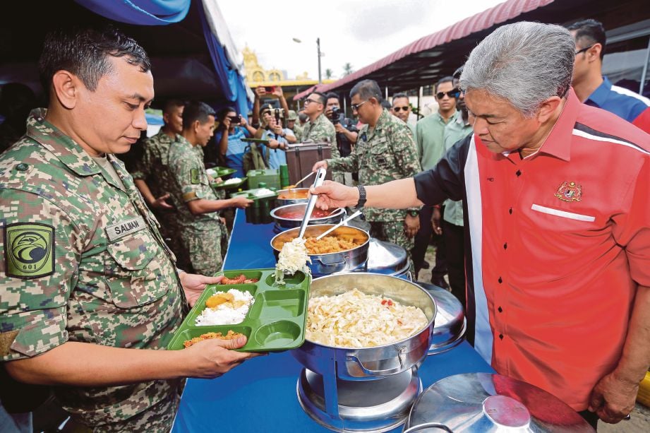  DR Ahmad Zahid membantu mengambilkan hidangan untuk anggota Tentera Darat pada Program Jiwa Murni Tentera Darat Malaysia di Kampung Sungai Sumun, Bagan Datuk. 