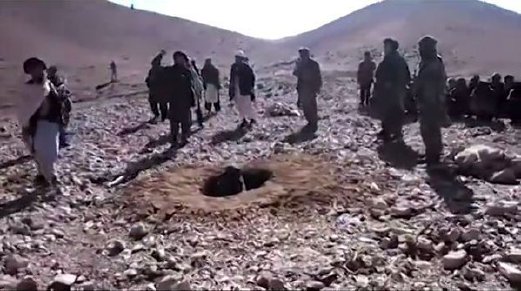 Rakaman video menunjukkan wanita itu di dalam lubang  dan dikelilingi sekumpulan lelaki yang merejamnya hingga mati.  