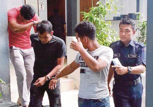 TIGA tertuduh dihadapkan ke Mahkamah Sesyen terhadap tuduhan merogol  wanita di sebuah rumah  Jalan Kuala Besar.
