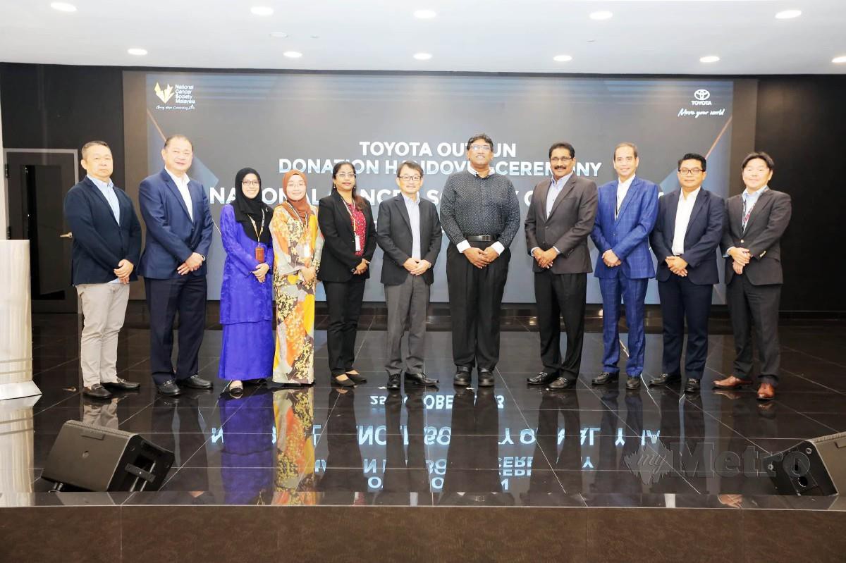 PIHAK pengurusan UMWT bersama wakil kehormat dari NCSM ketika upacara penyerahan sumbangan Toyota Outrun 2023.
