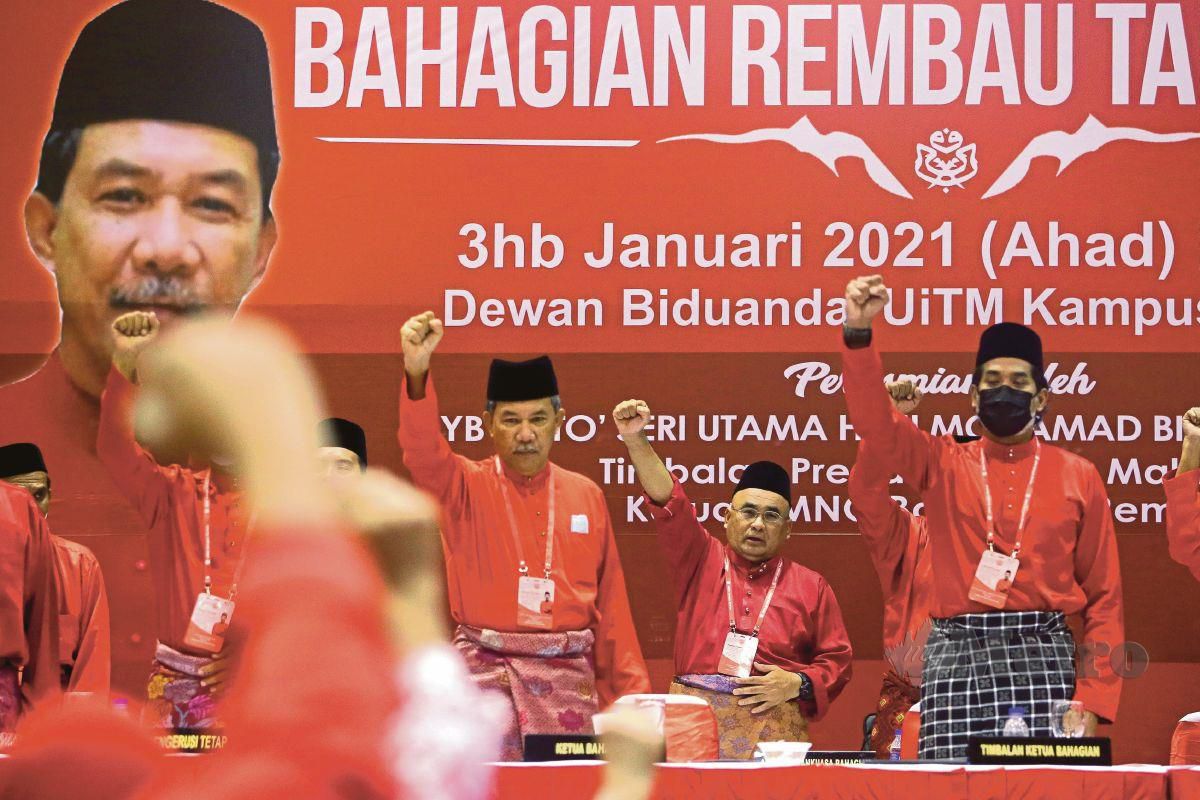 MOHAMAD (kiri) bersama Khairy Jamaluddin (kanan) pada Mesyuarat Perwakilan Umno Bahagian Rembau, semalam.