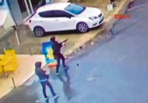 RAKAMAN kamera keselamatan menunjukkan dua wanita itu menyerang sebuah balai polis di Istanbul. 