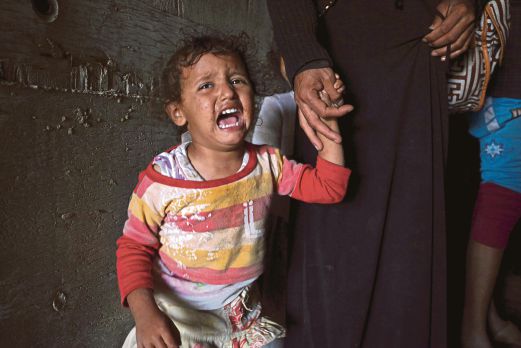 SEORANG kanak-kanak menangis sambil menggenggam tangan ibunya ketika berlindung di dalam terowong bawah tanah daripada serangan udara di Sanaa.