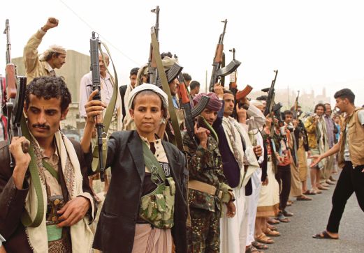 PENYOKONG Houthi menunjuk perasaan di Taiz,  bandar ketiga terbesar di  Yaman membantah serangan yang diketuai Arab Saudi terhadap negara itu, semalam. 