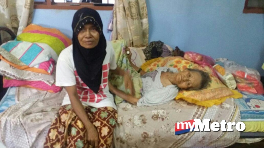 ROHIMA Ahmad, 57, dan ibunya Itam Yaakob, 100, terselamat dari kebakaran rumahnya di Kampung Tanjung Bendahara.