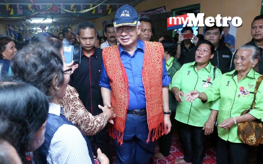 PERDANA Menteri, Datuk Seri Najib Tun Razak disambut meriah setibanya di rumah panjang Faizal, Engkeramut sempena majlis Pemimpin Bersama Rakyat. FOTO Muhd Zaaba Zakeria