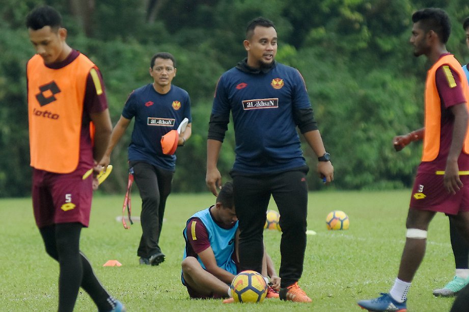 KETUA Jurulatin Pasukan Selangor, Nazliazmi Nasir (tengah) ketika sesi latihan pasukan Selangor di Padang SUK Shah Alam. FOTO Mohd Asri Saifuddin Mamat