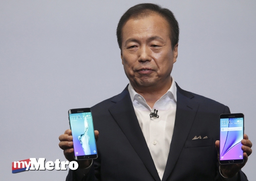PRESIDEN Samsung menunjukkan dua telefon pintar ketika perlancaran di New York, baru baru ini. FOTO AP
