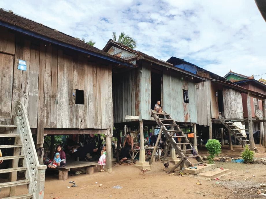 SEBAHAGIAN rumah kampung yang jauh daripada arus pembangunan.