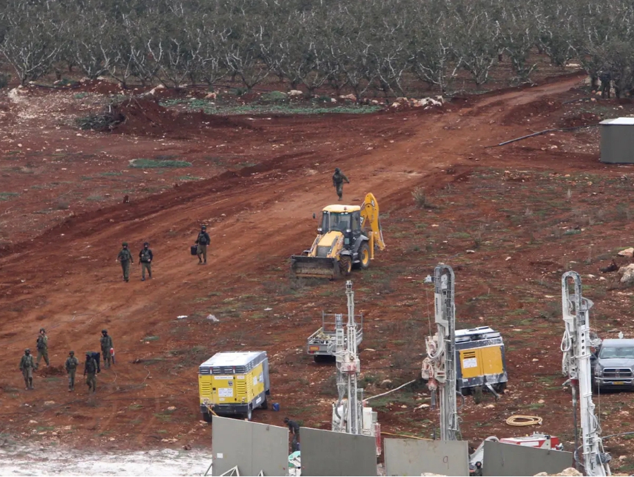 TENTERA Israel melakukan kerja menggali di sempadan Lubnan-Israel selepas melancarkan operasi memusnahkan dan menggagalkan terowong Hizbullah.