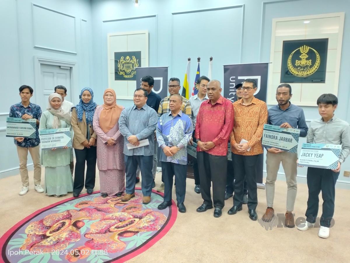 Menteri Besar Perak, Datuk Seri Saarani Mohamad ketika bergambar selepas menyempurnakan penyerahan Dana Kreatif Perak@PORT atau DKP kepada 10 penerima di Pejabatnya, di sini hari ini. FOTO MUHAMMAD ZULSYAMINI SUFIAN SURI