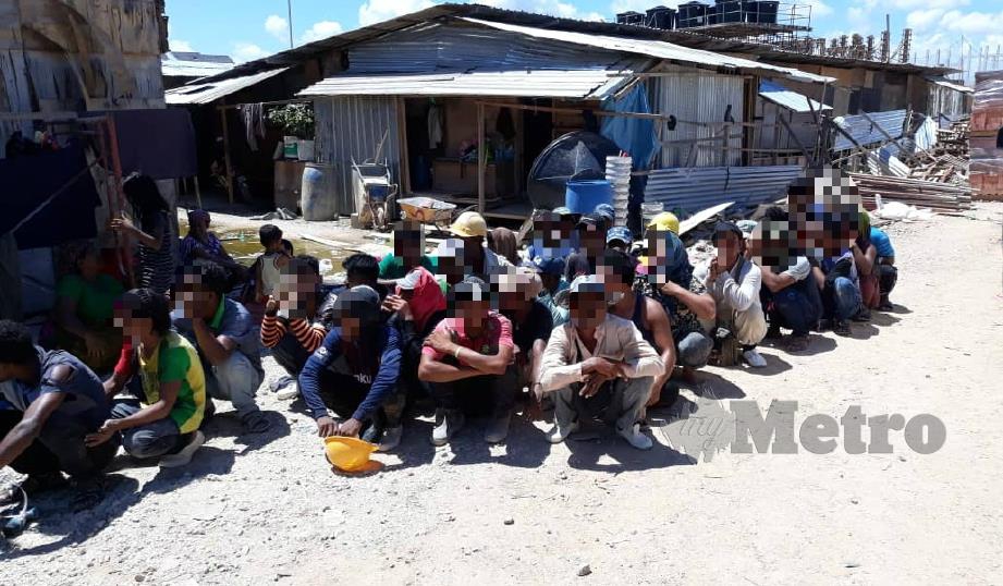 ANTARA pekerja asing yang ditahan anggota Imigresen dan RELA di sekitar kawasan tapak pembinaan di Alor Setar. FOTO Ihsan JIM
