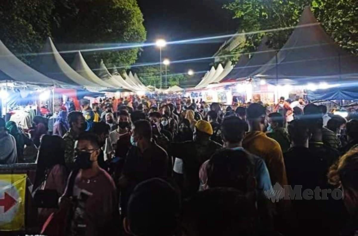 Pengunjung yang datang ke Bazar Aidilfitri di perkarangan Stadium Darul Aman, malam tadi tidak mematuhi SOP yang ditetapkan. FOTO IHSAN Pembaca
