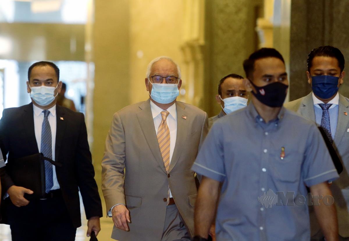 Bekas Perdana Menteri, Datuk Seri Najib Razak tiba di perkarangan mahkamah bagi mendengar rayuan sabitan dan hukuman penjara terhadap beliau berhubung penyelewengan dana SRC International Sdn Bhd di Mahkamah Persekutuan, Putrajaya, 28 April lalu. FOTO MOHD FADLI HAMZAH