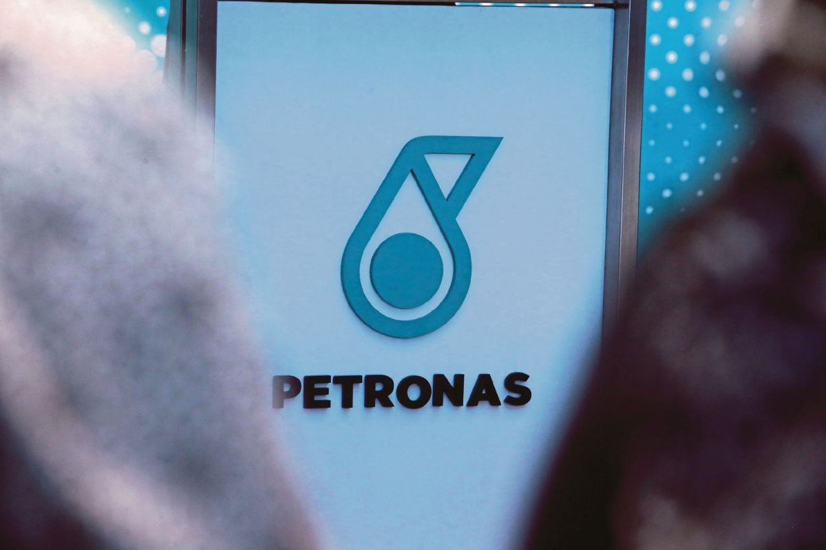Pendapatan Petronas merosot 15 peratus.