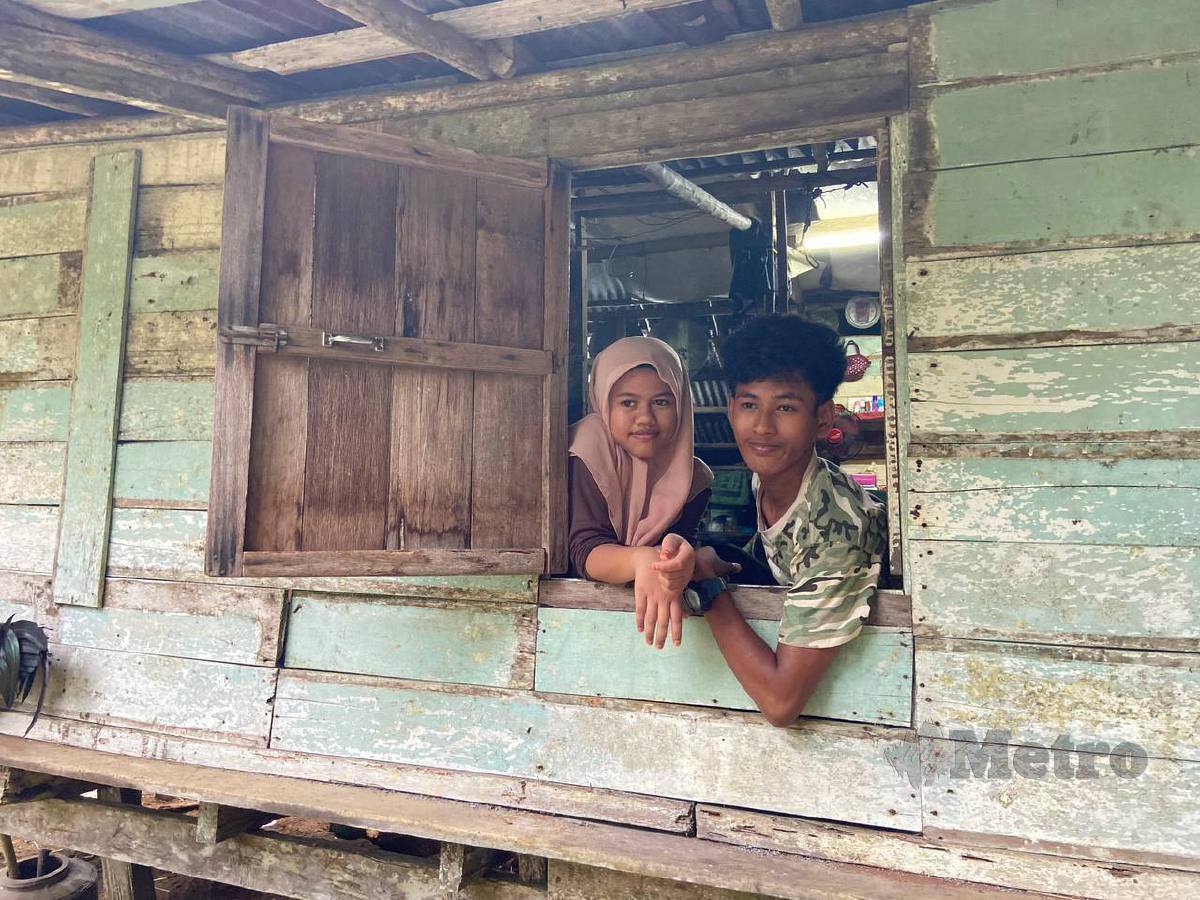 Mohamad Azwan dan adiknya, Nur Asyikin menjadikan pondok kecil serta usang sebagai tempat untuk mereka berteduh daripada hujan dan panas sejak lebih lima tahun lalu di Kampung Slow Pok Long, Dabong. FOTO HAZIRA AHMAD ZAIDI